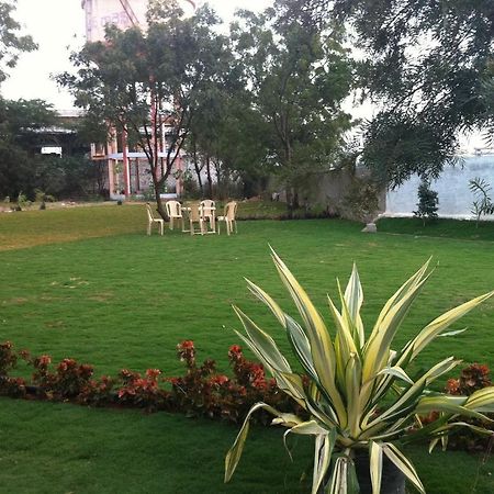 Oyster Airport Hotel Hyderabad Exterior foto