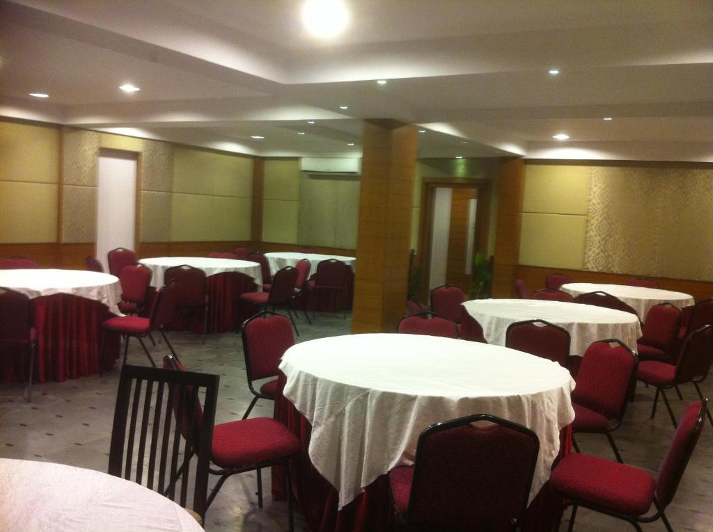 Oyster Airport Hotel Hyderabad Exterior foto