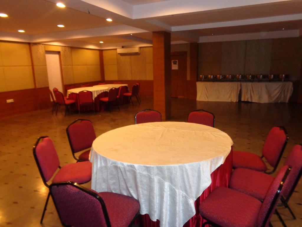 Oyster Airport Hotel Hyderabad Exterior foto